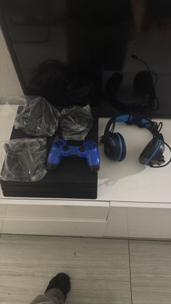 Samsung 32” Full HD Flat Smart TV and PS4 Pro 1TB Bundle