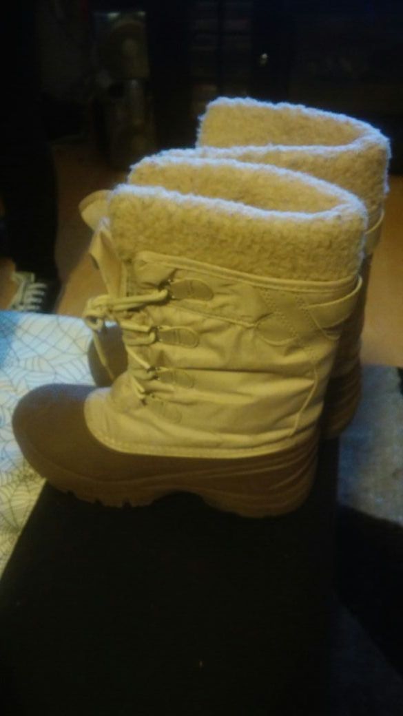 Snow boots
