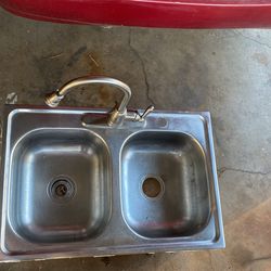 Stainless Steel Kitchen Sink With Retractable Faucet