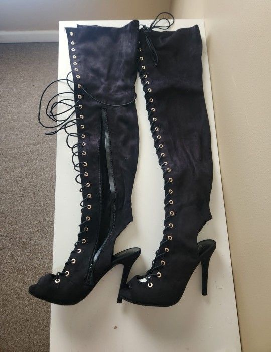 Brackelle's Thigh High Laced Boots