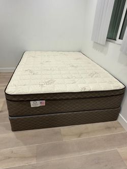 Queen Size Mattress Pillow Top 12"    new mattress in a plastic sealed