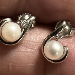10 K White Good Pearls And Diamonds Earrings