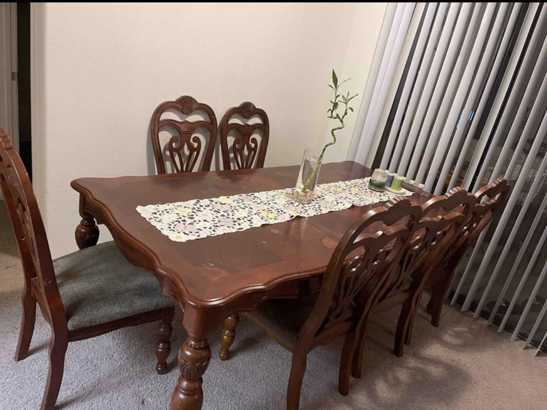Italian dinning table and chairs for 6