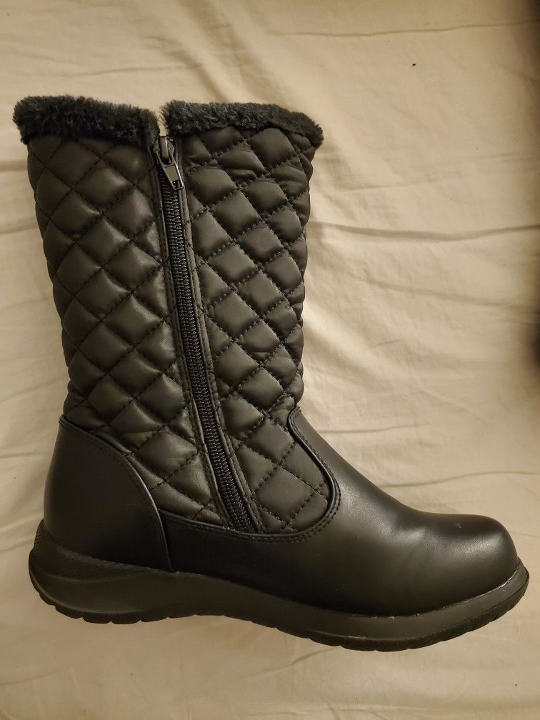 Weatherproof black boots