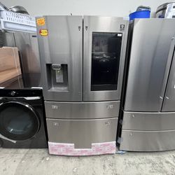 SAMSUNG FAMILY HUB REFRIGERATOR IN STAINLESS STEEL