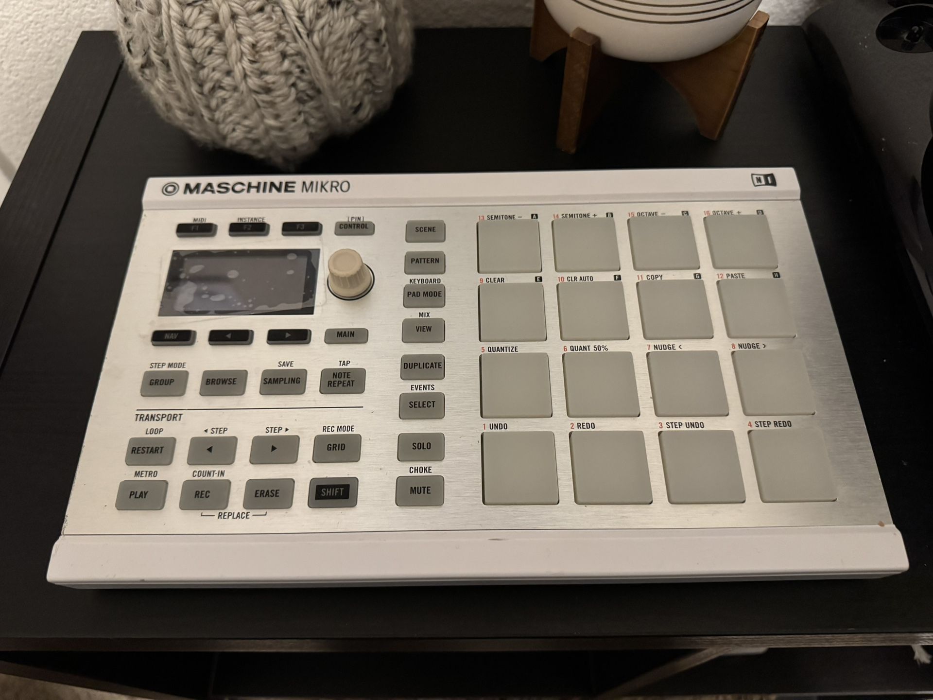 NI MASCHINE MIKRO MK2 (white/silver)