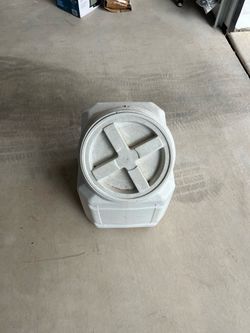 Pet food container