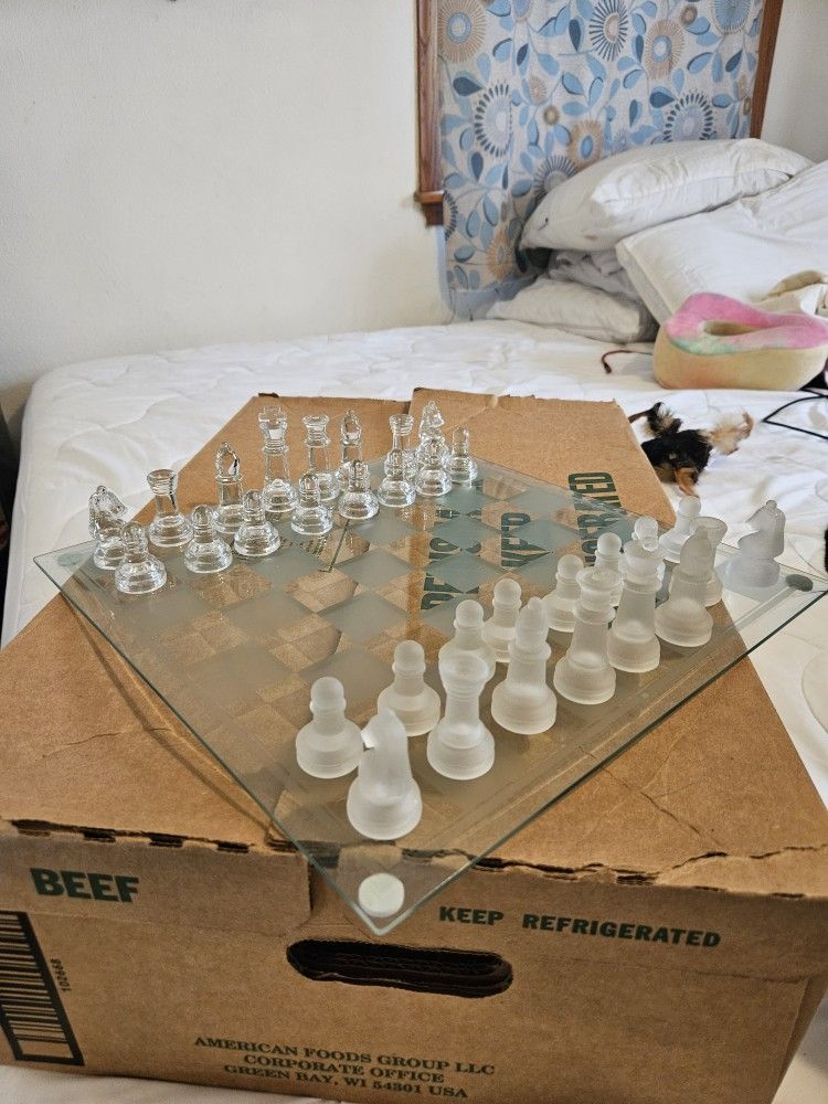 GLASS CHESS SET