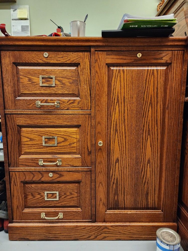 Office Desktop, Chair & Cabinet
