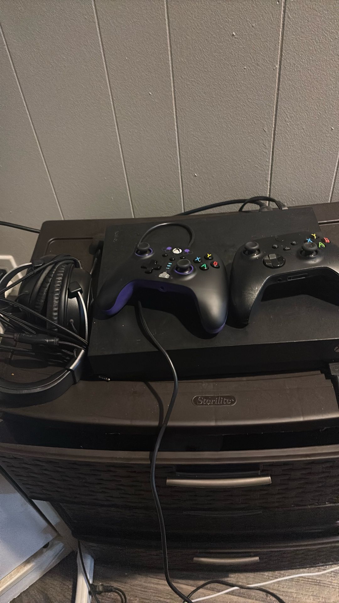 Xbox One X 1T With 2 Controllers And Headset
