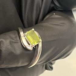 14k  White Gold Green lime Peridot Bypass    4.1 Grams 