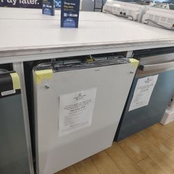 $759(MSRP$1549) CAFÉ Dishwasher With Stainless Steel Interior And Ultra Wash Top Rack