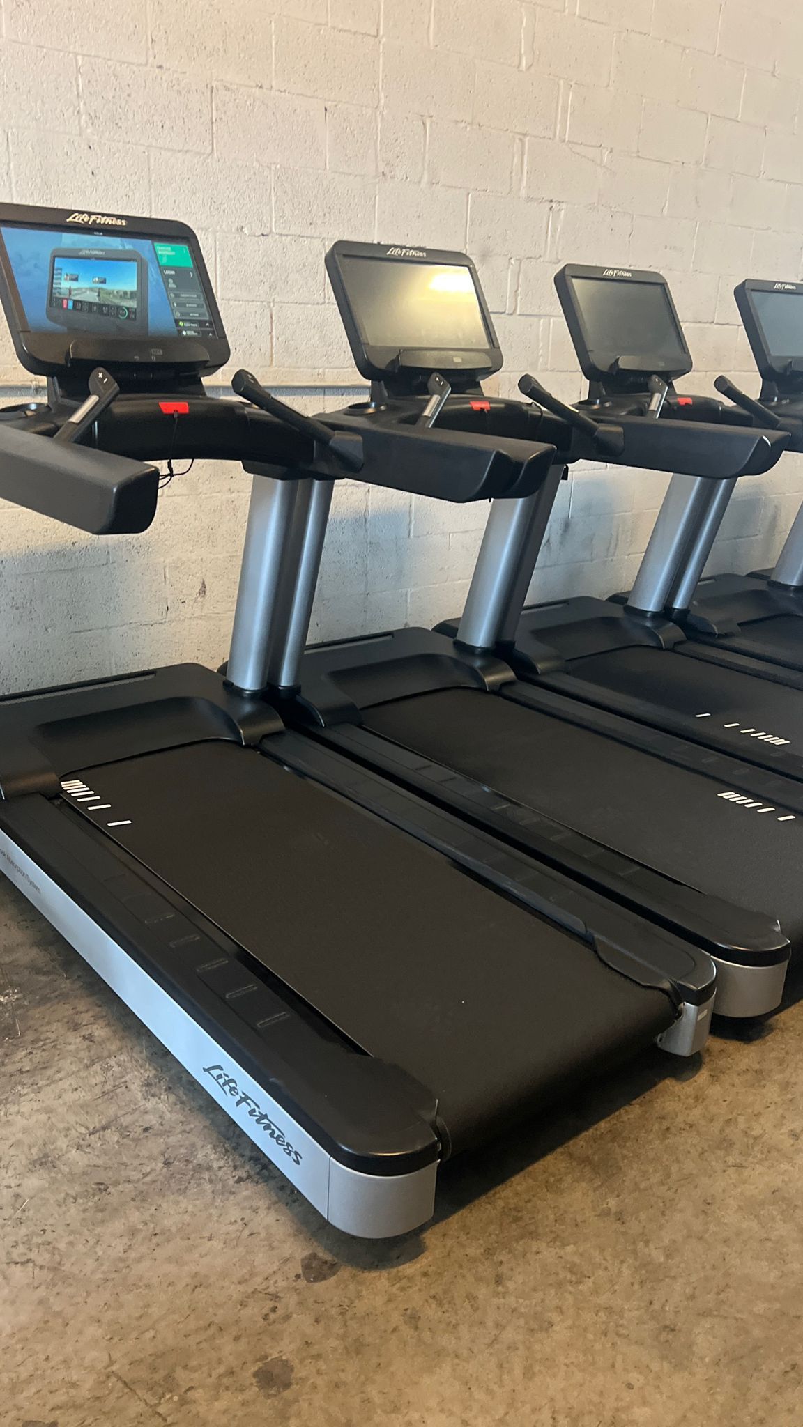 Life Fitness SE3-HD Club Series Treadmill in Great Condition. Commercial Gym Equipment.