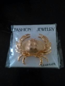 Gold tone Dungeness Crab Brooch