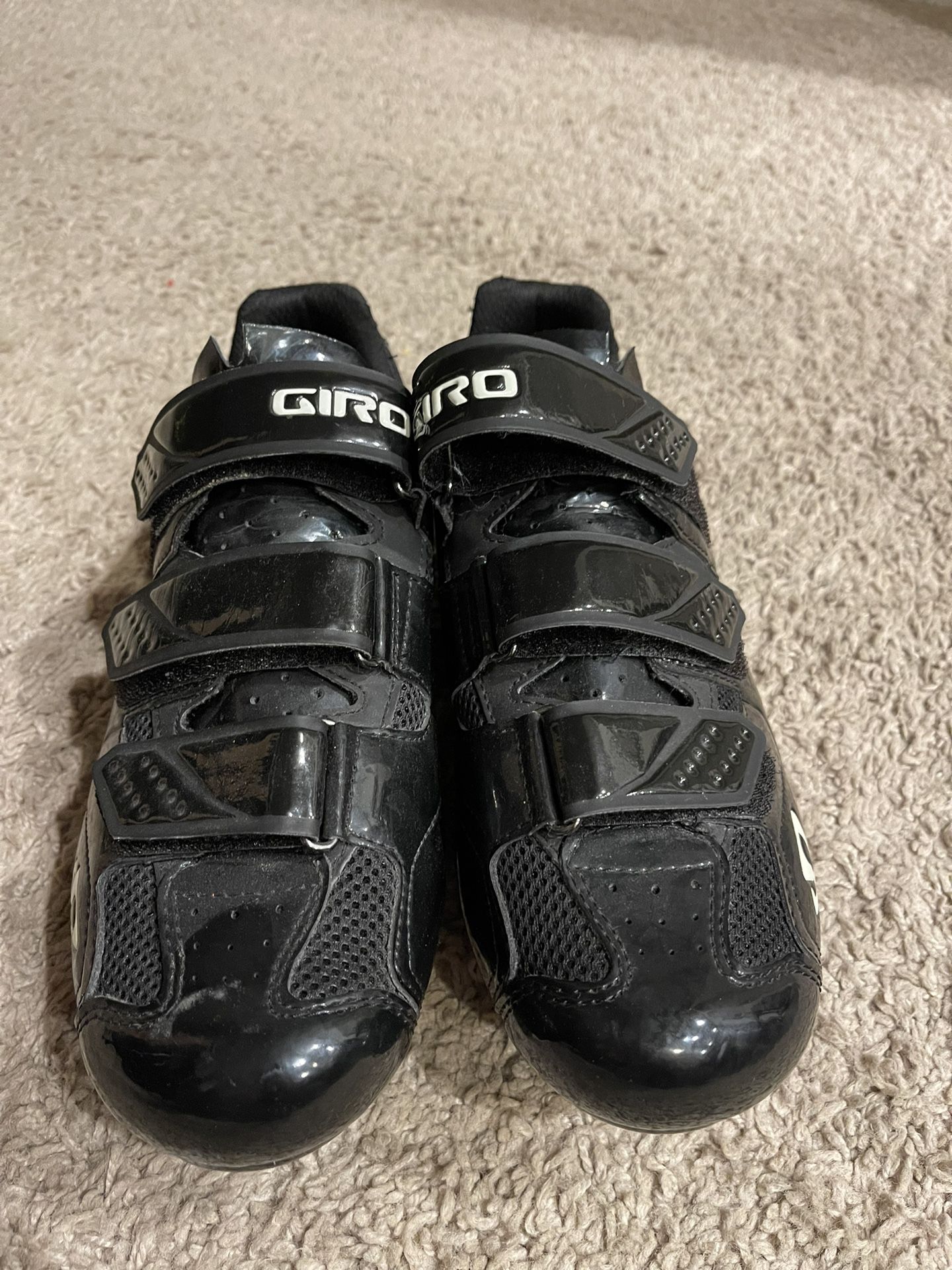 Like-New Men’s Giro Cycling Shoes with clips for Peloton - size 9.5