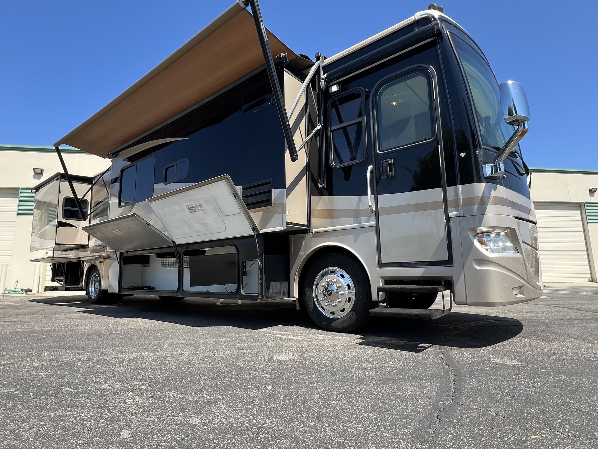 2008 Fleetwood discovery With 3 slide Outs