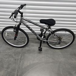 Huffy Rock Creek 24 In 18 Speed Mountain Bike LIKE NEW Retails $120