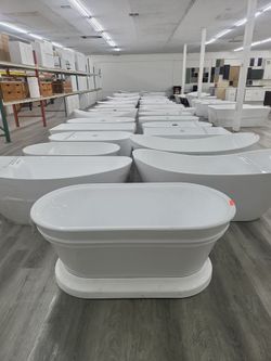 White Freestanding Soaking Bathtub