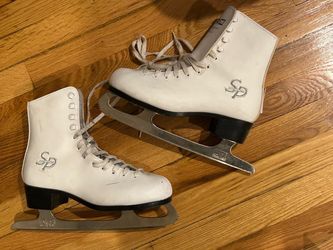 CCM Women’s ICE SKATES SZ 8