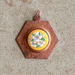 🌼 Beautiful copper tone metal vintage hexagon shaped pendant with yellow center of white flowers