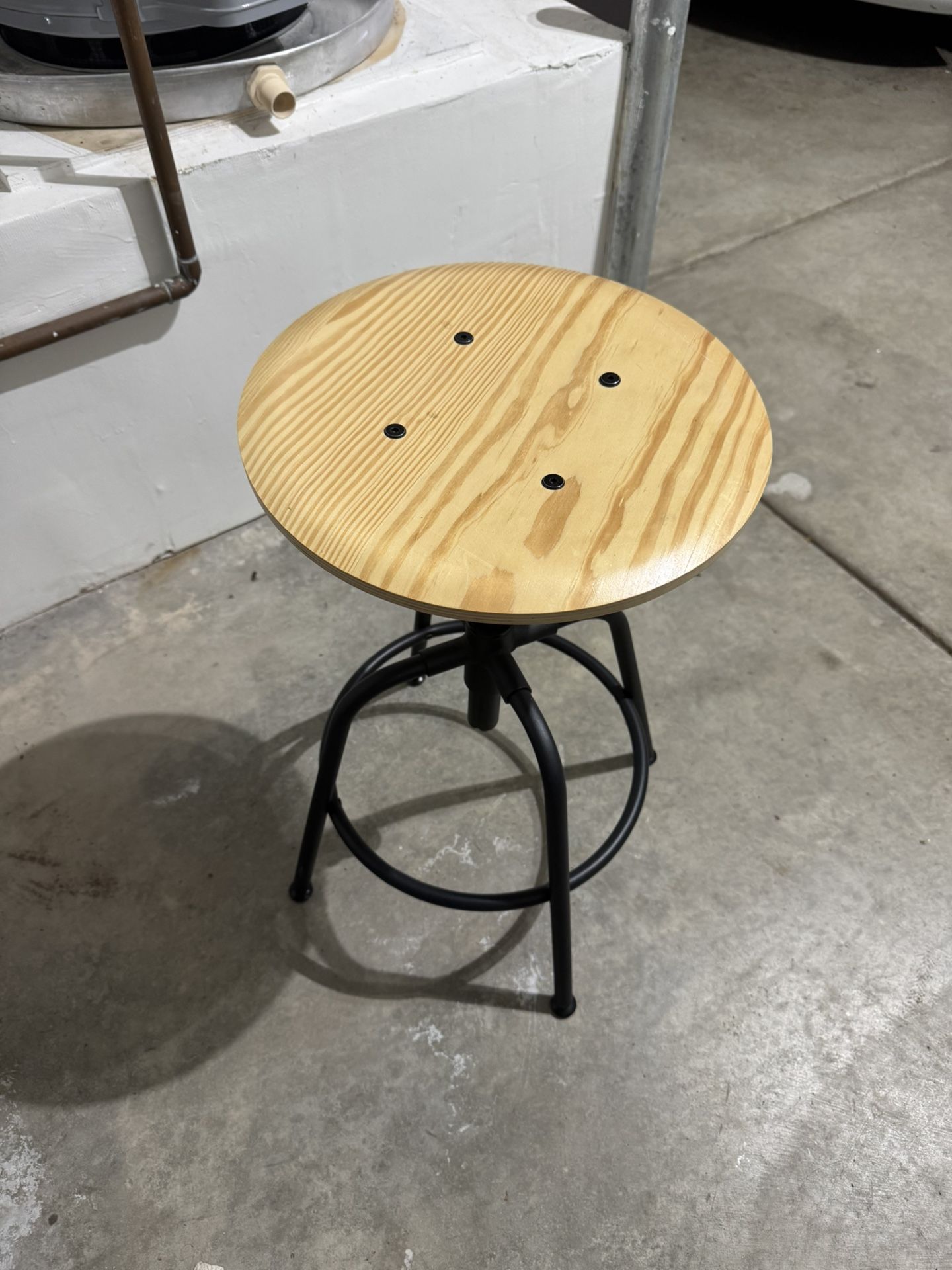 Adjustable bar stools with wooden top