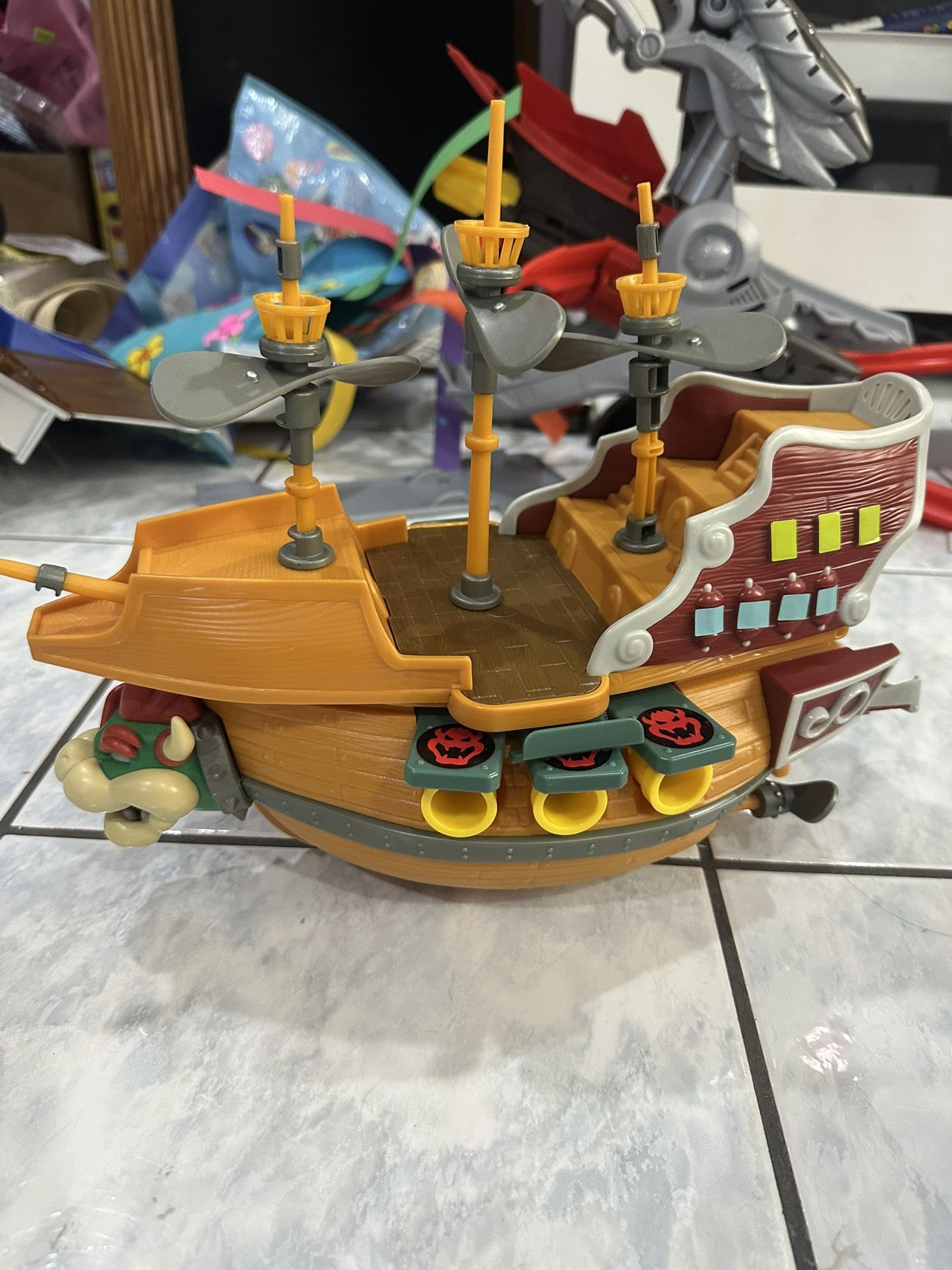 Super Mario Deluxe Bowser's Air Ship Playset with Mario Action Figure – Authentic in-Game Sounds & Spinning Propellers