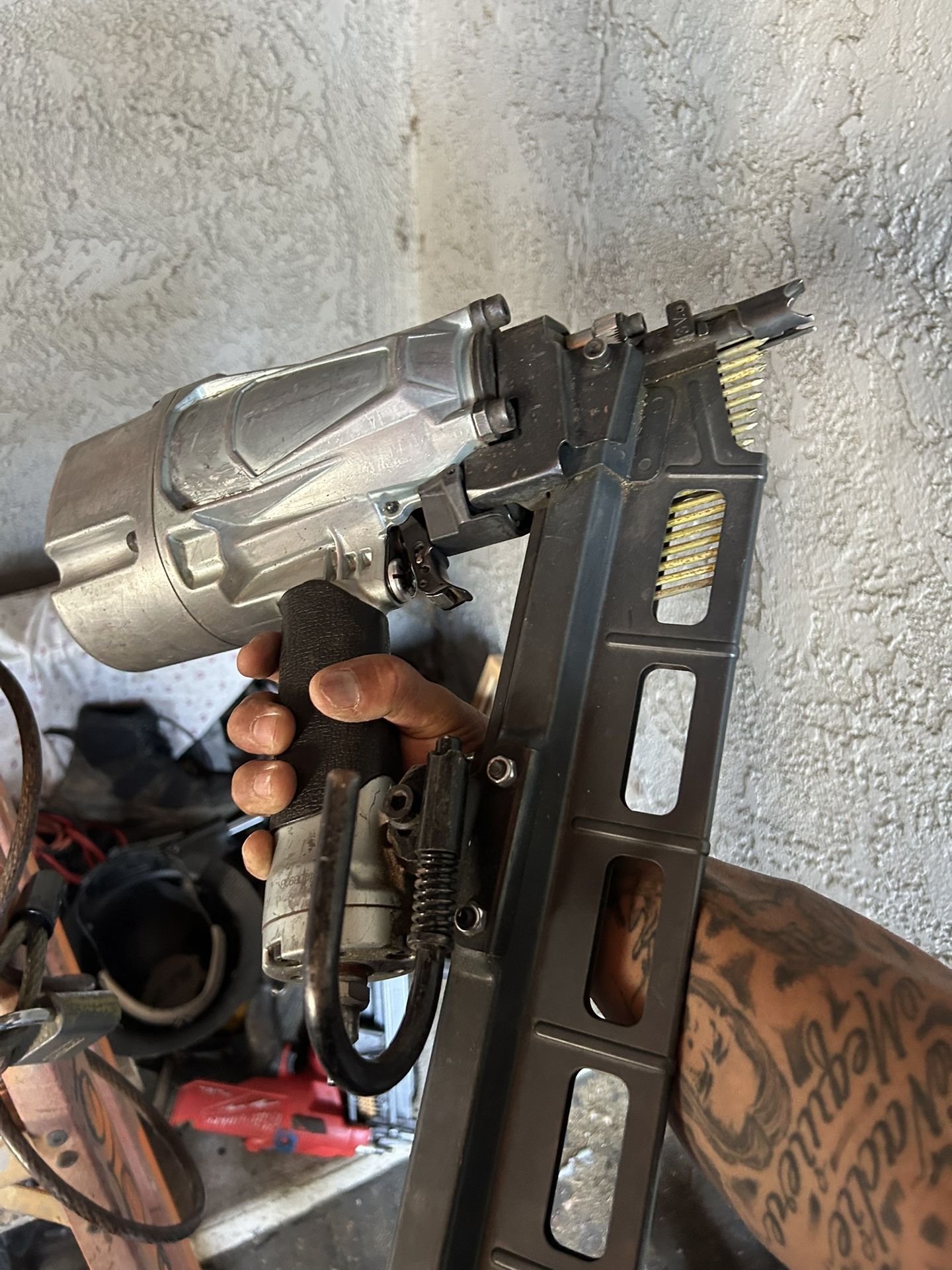 Pistola De Clavos Semi Nueva