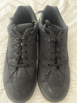 Black Nike charge lace up skate show 