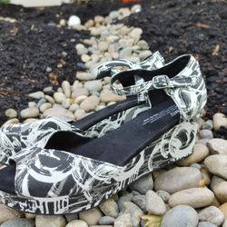 Tom's 9.5 Black White Gray Platform Wedge Heel Shoe Open Toe Ankle Strap Women's