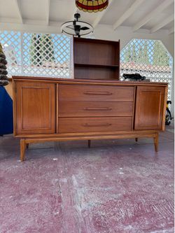 Mid-Century Modern Walnut Credenza / Buffet by Bassett