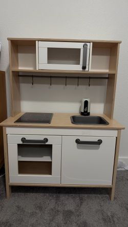 Kid’s Ikea Kitchen w/ functional sink and glass jars