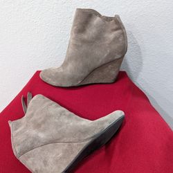 DV Dolce Vita Taupe Beige Zip Wedge Suede Heel Ankle Booties Women Size 9