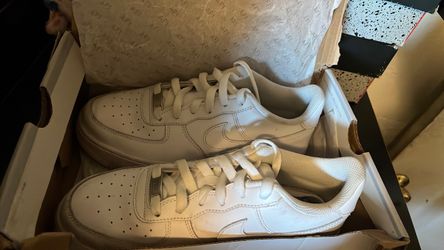These are for girls nd boys nd these are Air Force ones in white, size 6 in boys nd yes they are real