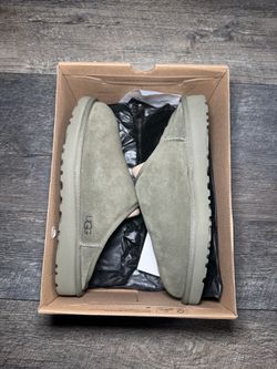 UGG Men’s Classic Slip-On Size 9 (Used)