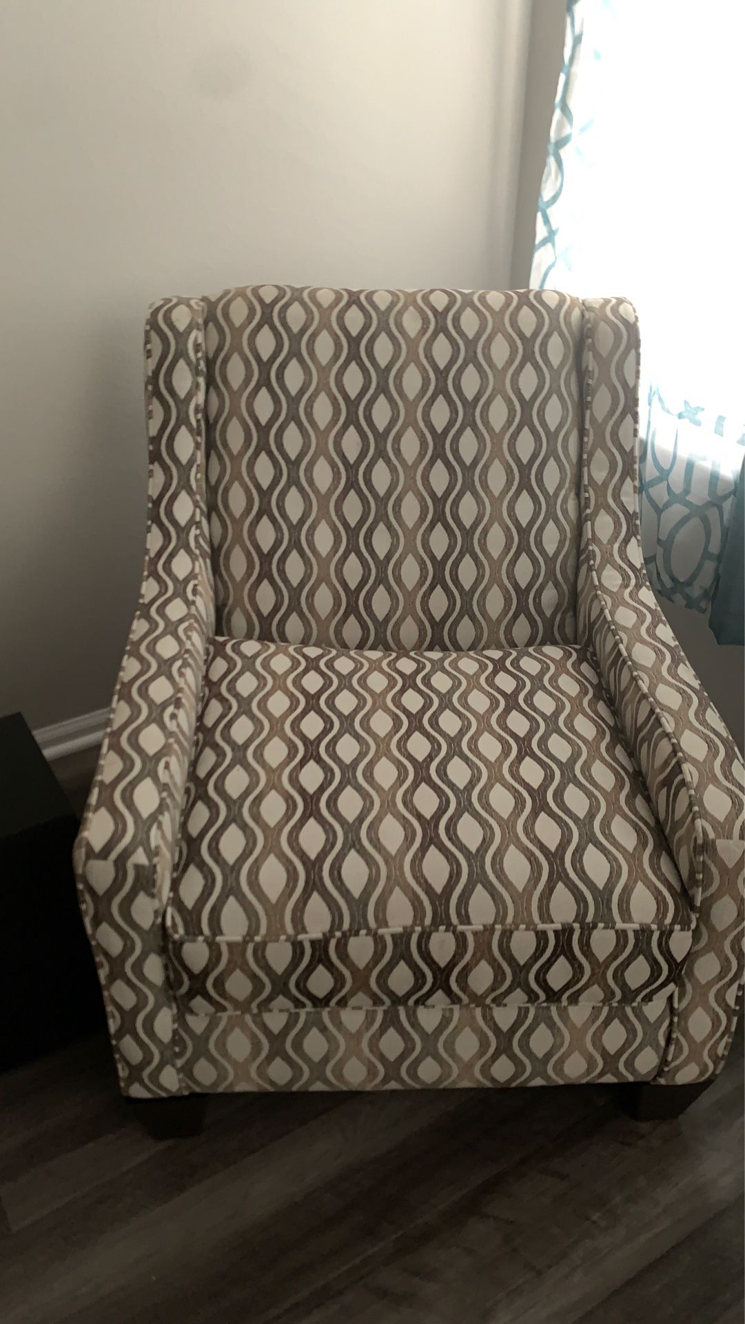 Accent chair w/ pillows