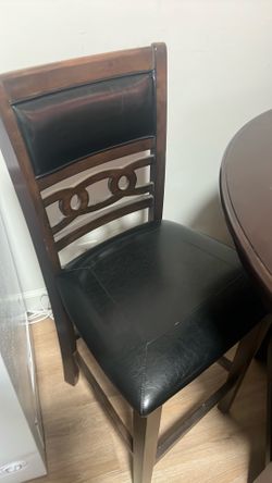 Round table with 4 leaf chairs
