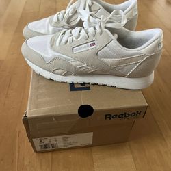 WOMENS Classic Reebok Size 6 NEW IN BOX