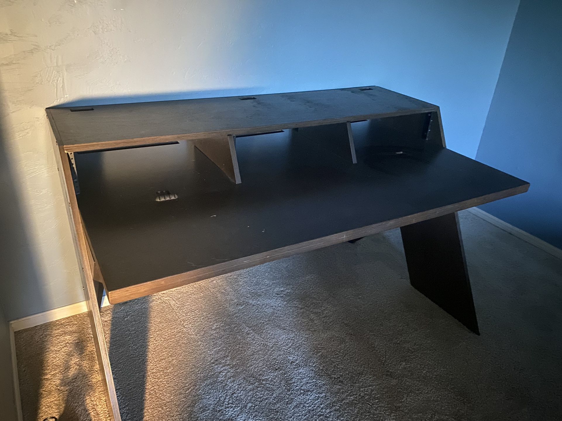 Output Platform Desk