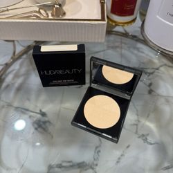 HUDA BEAUTY Easy Bake and Snatch Pressed Talc-Free Brightening and Setting Powder🍌💛