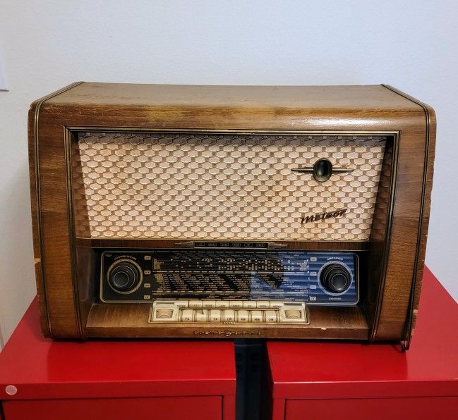 Vintage MCM Loewe Opta Meteor 1781W Console Radio