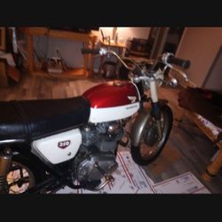 1968 Hnda. Cb 350 4 Stroke Barn Find Great Condition Body And Motor Not Locked Cleaned Up Would Look Factory New 4300k Miles
