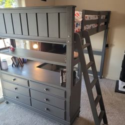 Loft Bunkbed With Built-in-Desk