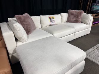 Cream modular sofa! 🚨🔥 Easy Financing!