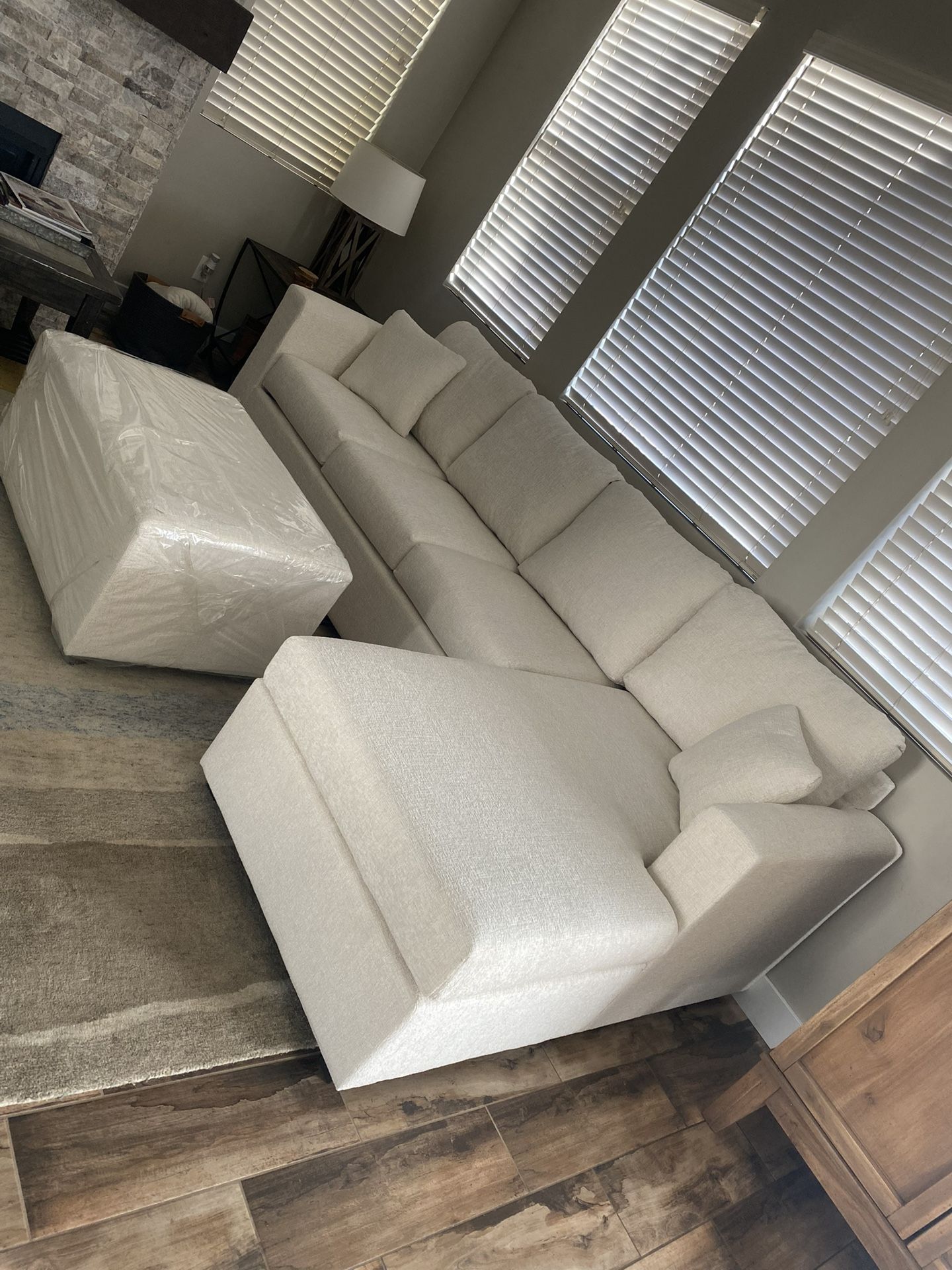 π₯ Brand New Cream Sectionals With Free Ottoman