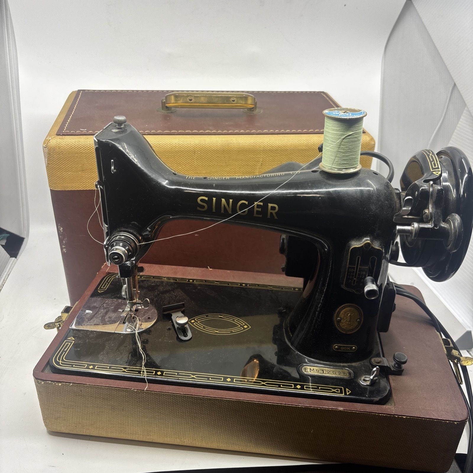 SINGER 99K 1957 Sewing Machine w/Bug Eye Lamp EM912028 W/ Case & Pedal