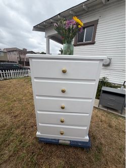 Gorgeous white dresser ., solid wood !! ✨✨👌