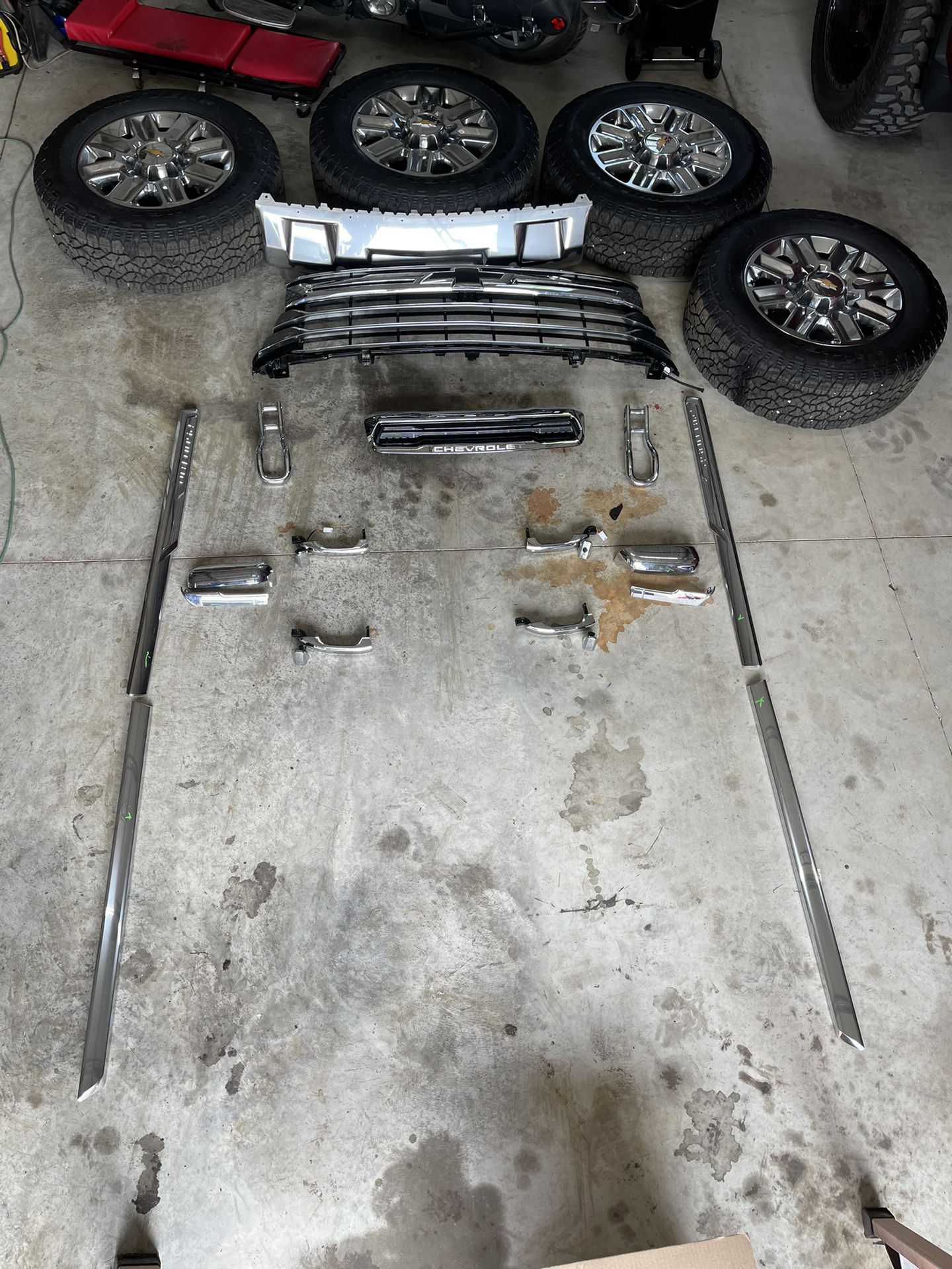 Chevy Silverado 2500/ 2020-2024 Complete Chrome Kit & Tires & Rims 