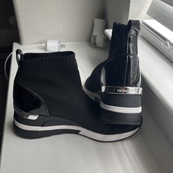 New Michael Kors !size 7  1/2      