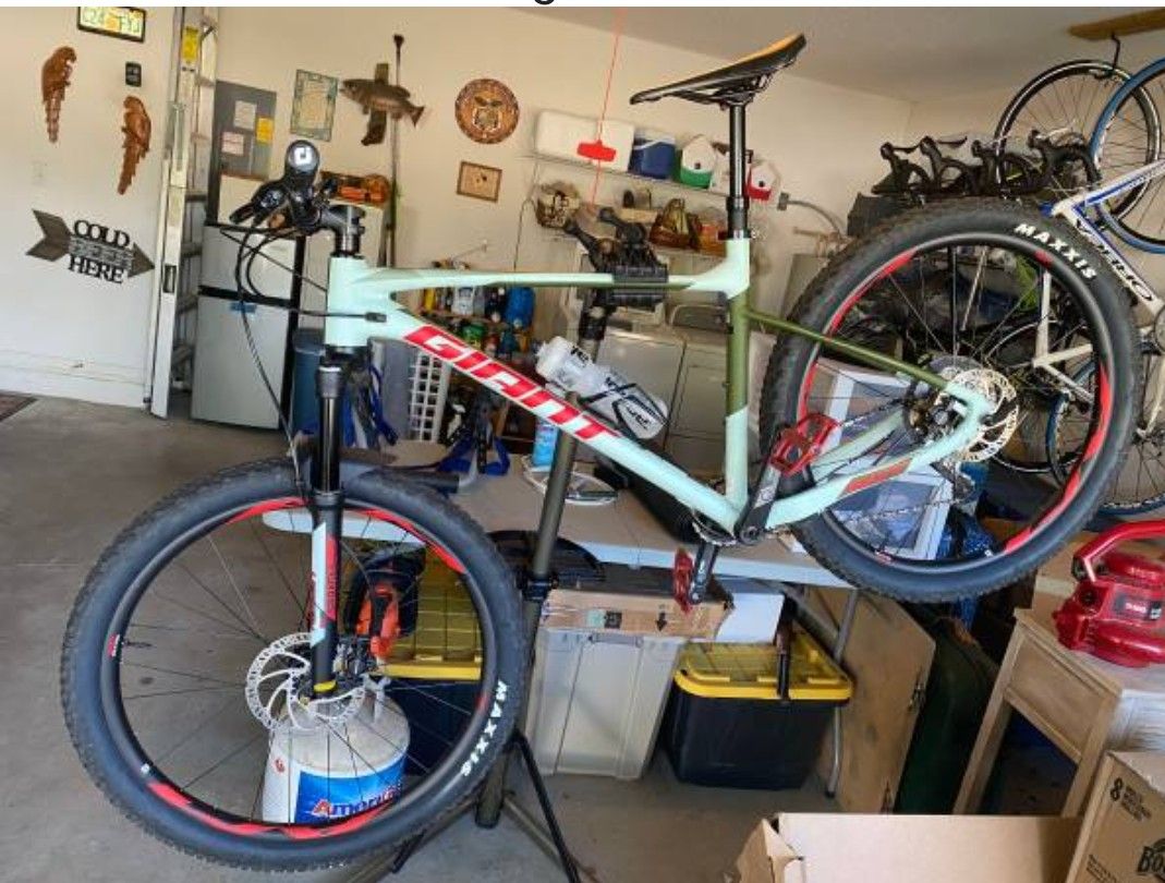 2019 Giant Fathom 2 Mountain Bike Barely used