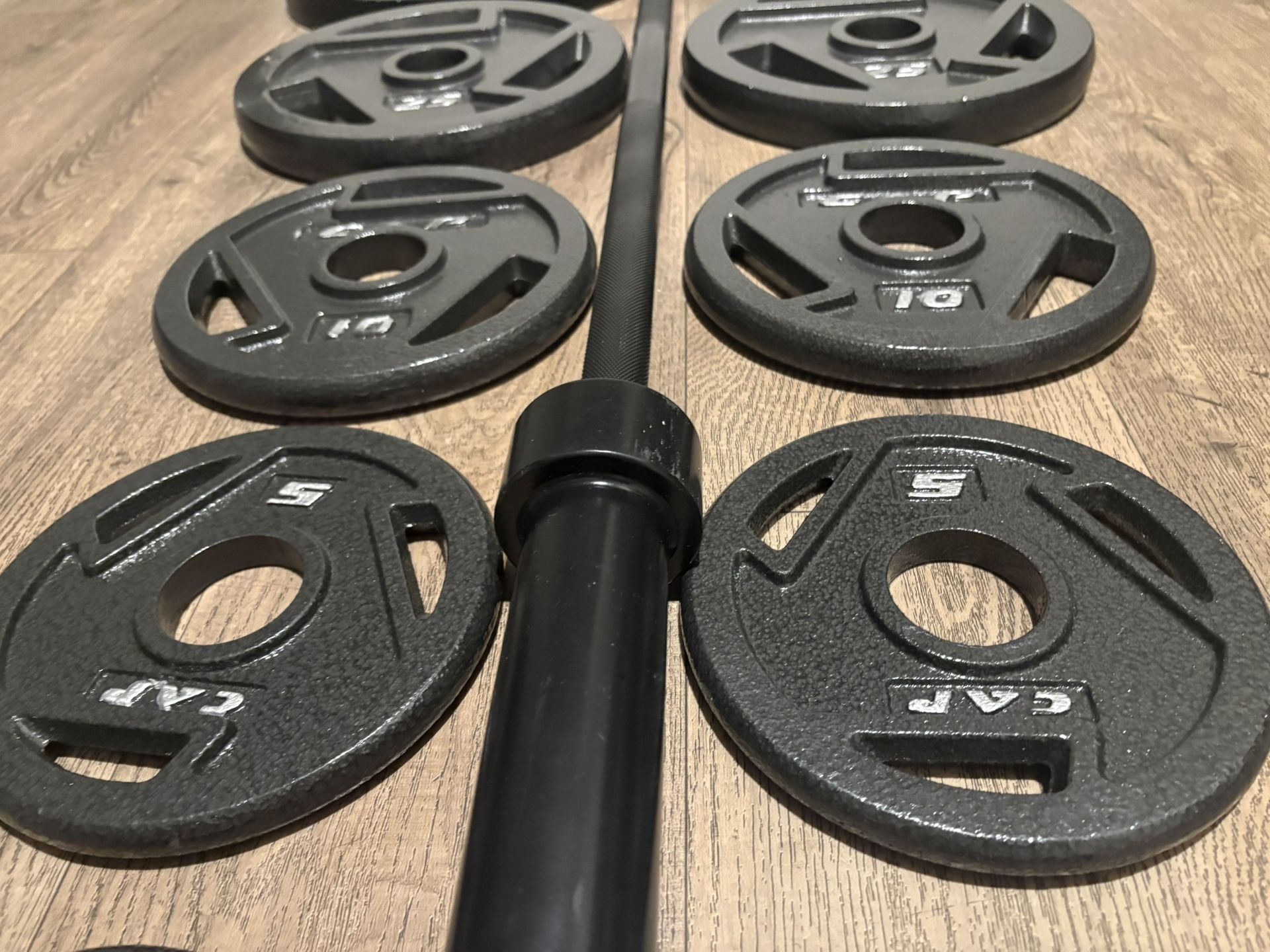 NEW Olympic Equipment: 6 ft Black Barbell With Weight Plates: 45s to 2.5s Total: 283 lbs